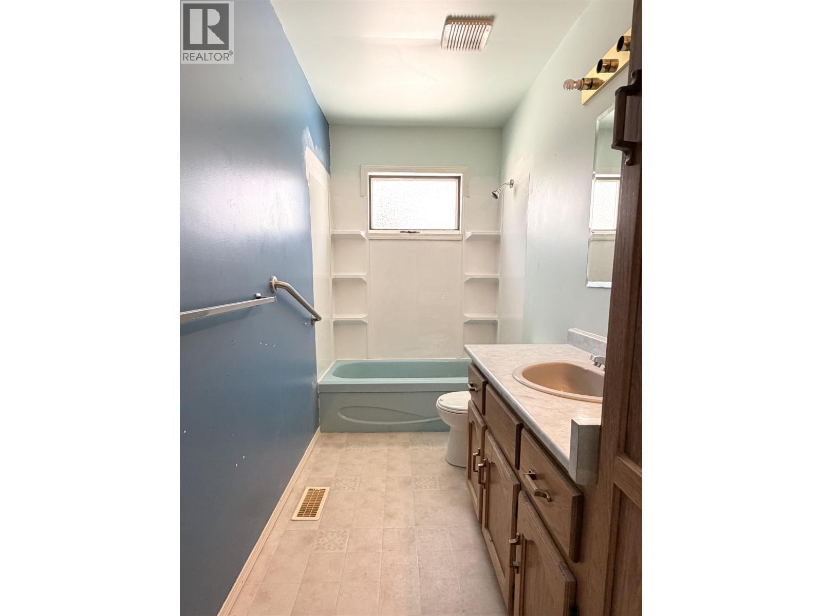 5 Munro Crescent, Mackenzie, BC - Indoor Photo Showing Bathroom
