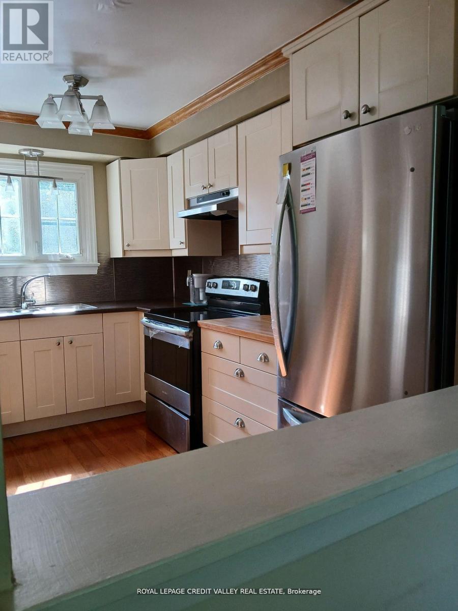 24 Sutter Avenue, Brampton, ON - Indoor Photo Showing Kitchen