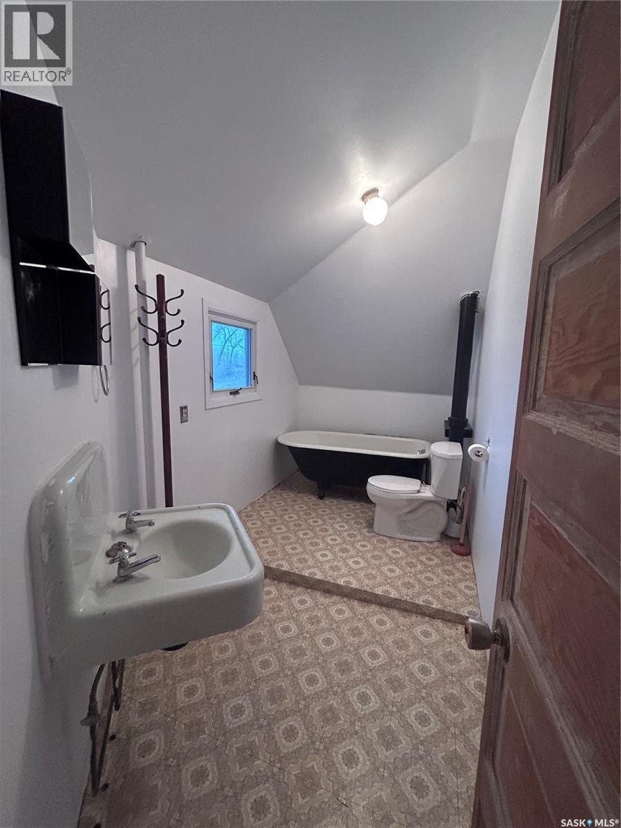 935 4Th Street, Estevan, SK - Indoor Photo Showing Bathroom