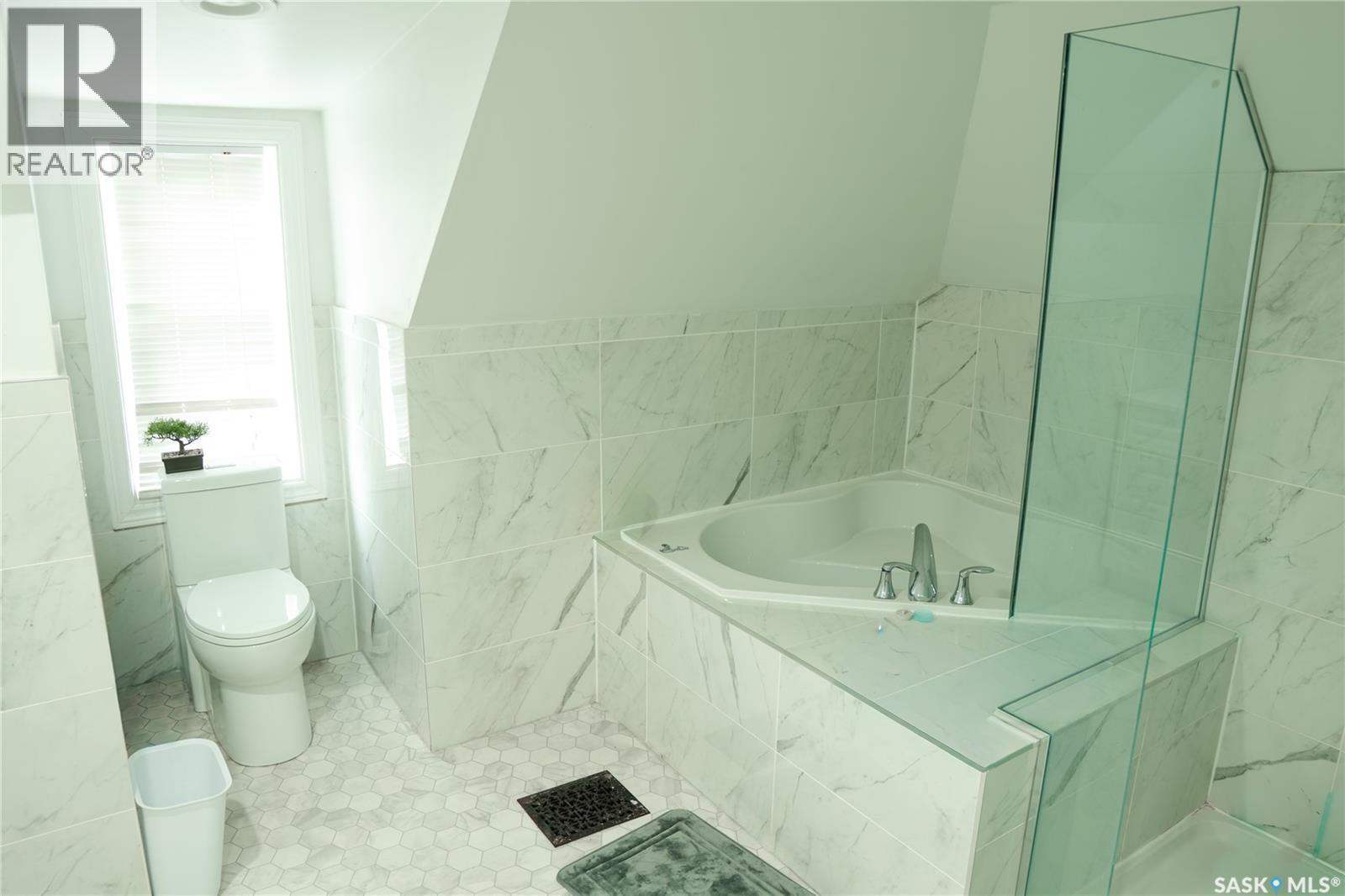 2128 Osler Street, Regina, SK - Indoor Photo Showing Bathroom