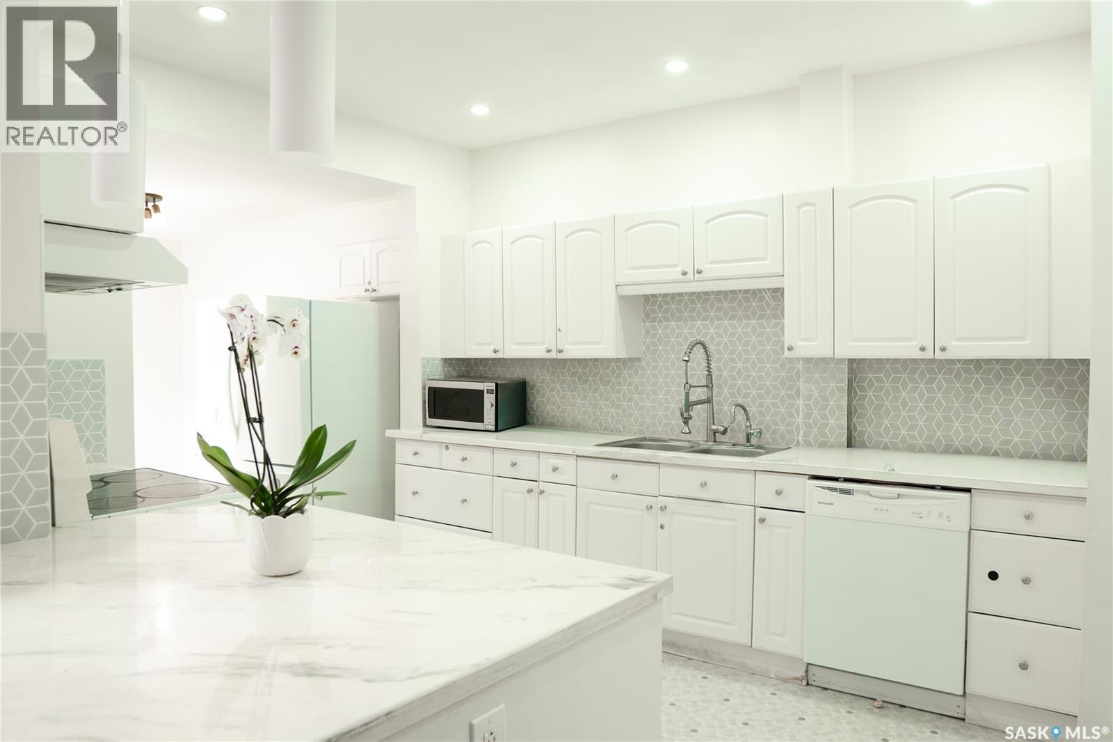 2128 Osler Street, Regina, SK - Indoor Photo Showing Kitchen With Double Sink