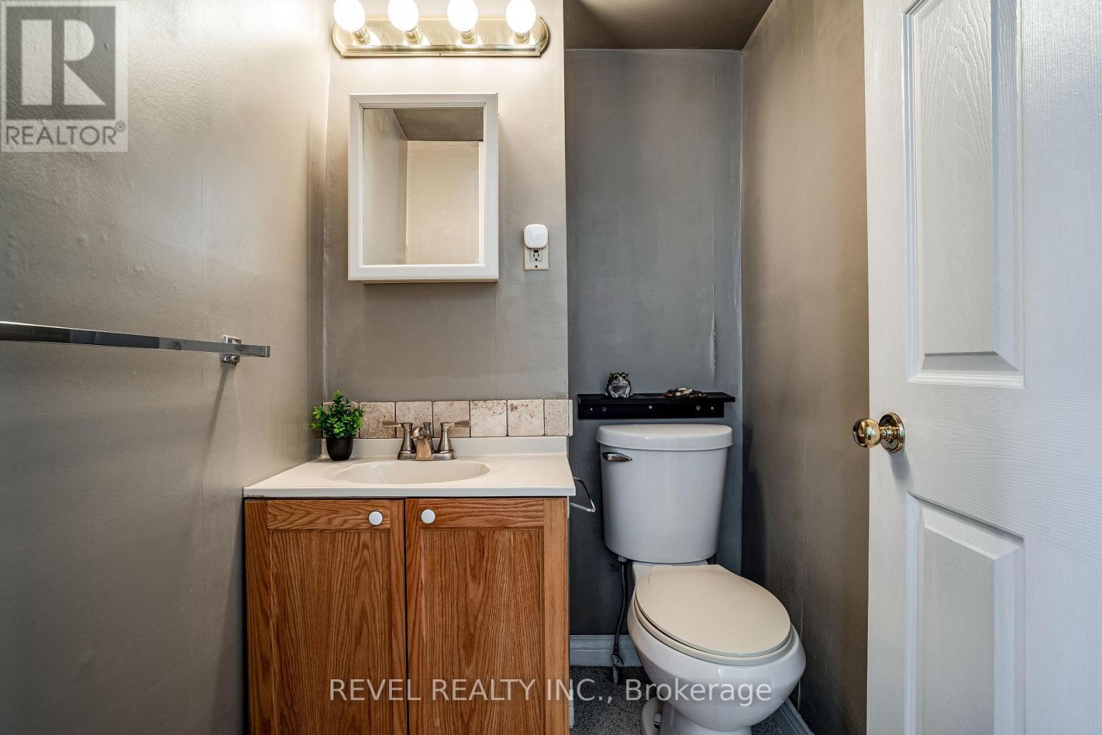 51 Tisdale Street N, Hamilton, ON - Indoor Photo Showing Bathroom