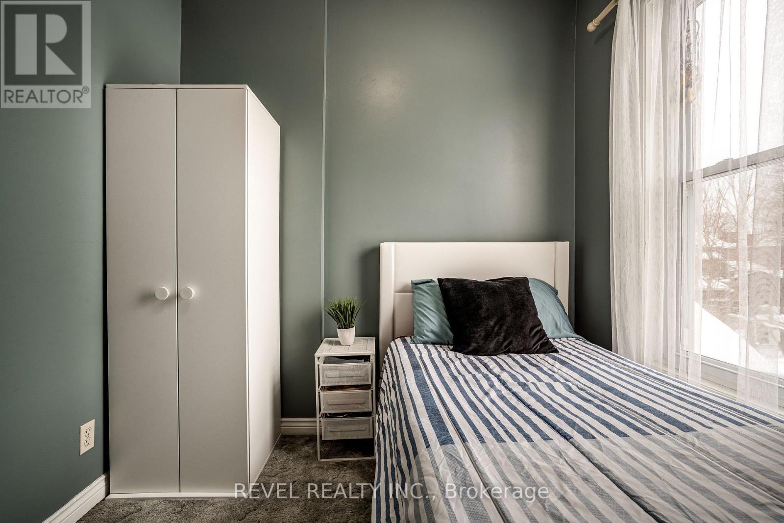 51 Tisdale Street N, Hamilton, ON - Indoor Photo Showing Bedroom