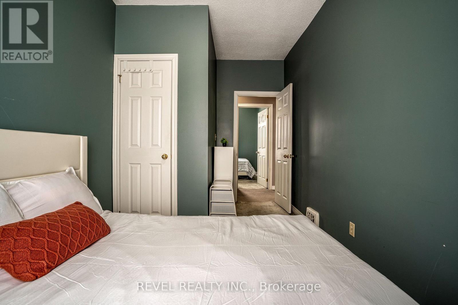 51 Tisdale Street N, Hamilton, ON - Indoor Photo Showing Bedroom