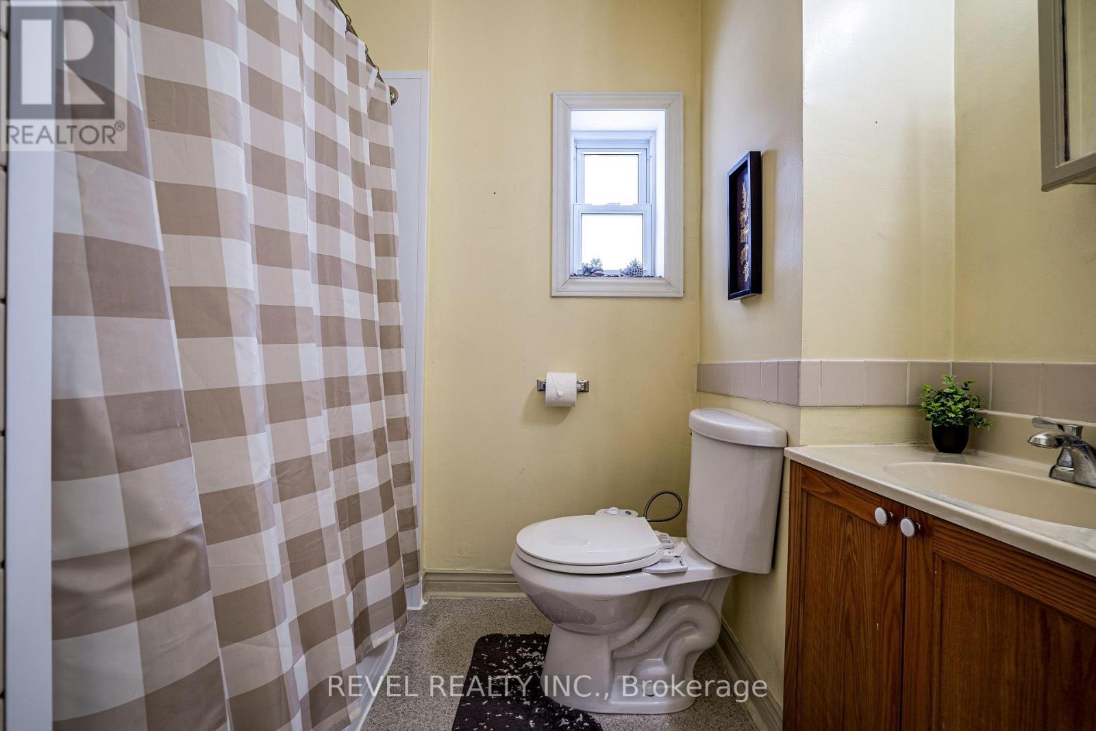 51 Tisdale Street N, Hamilton, ON - Indoor Photo Showing Bathroom
