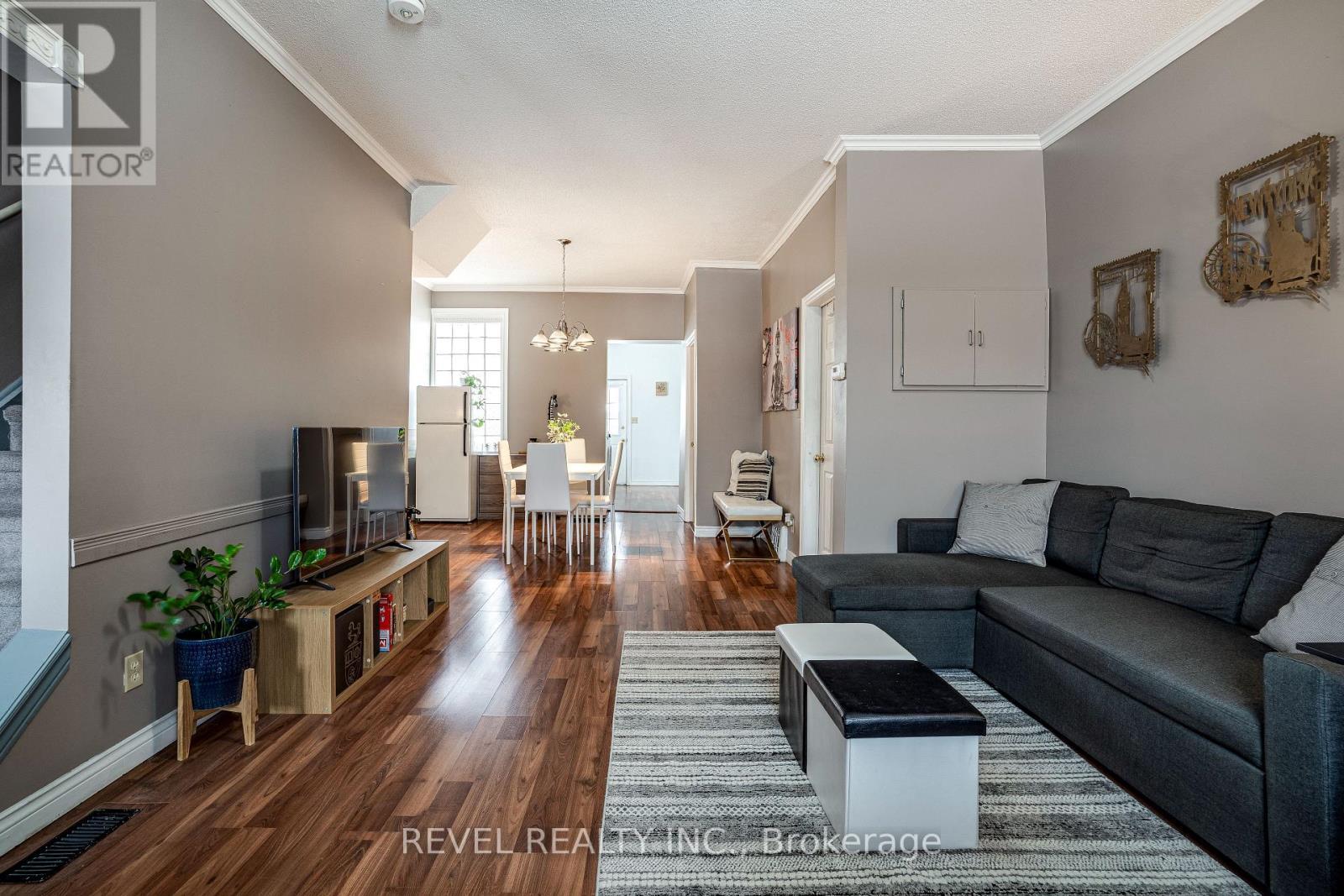 51 Tisdale Street N, Hamilton, ON - Indoor Photo Showing Living Room