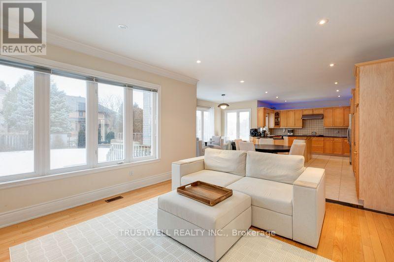 8 Ridgley Court, Richmond Hill, ON - Indoor Photo Showing Living Room