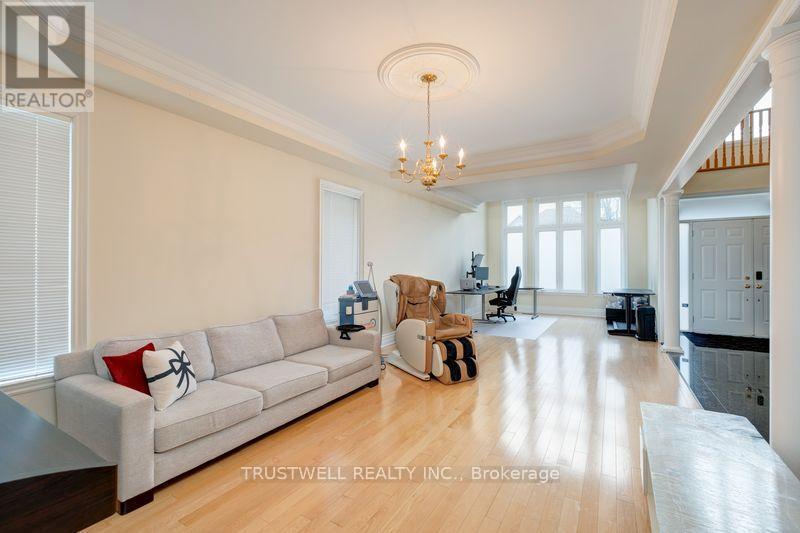 8 Ridgley Court, Richmond Hill, ON - Indoor Photo Showing Living Room