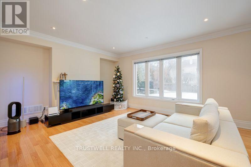 8 Ridgley Court, Richmond Hill, ON - Indoor Photo Showing Living Room