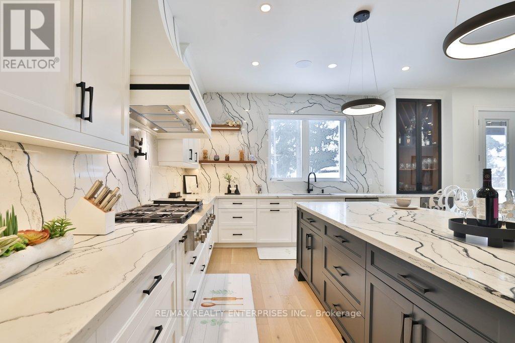 1438 Garnet Avenue, Mississauga, ON - Indoor Photo Showing Kitchen With Upgraded Kitchen