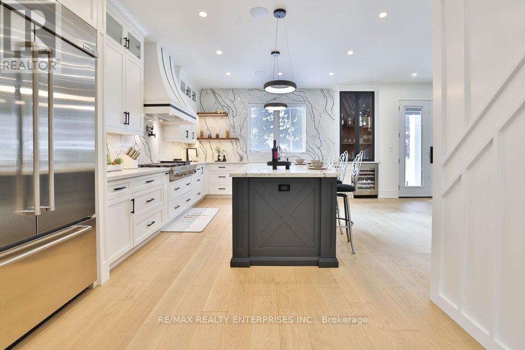 1438 Garnet Avenue, Mississauga, ON - Indoor Photo Showing Kitchen With Upgraded Kitchen