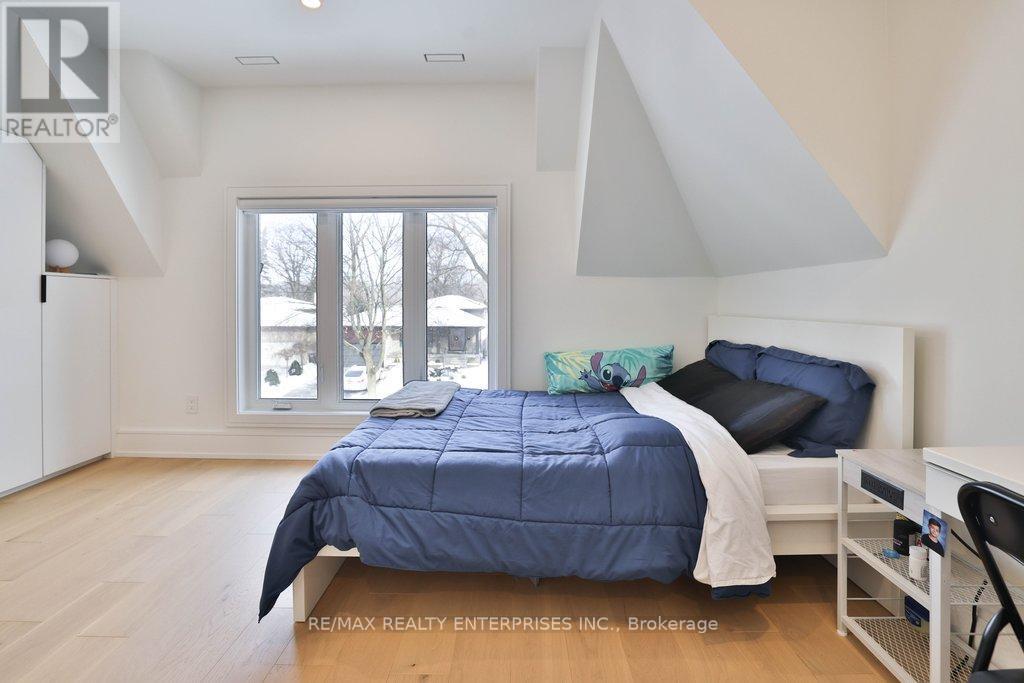 1438 Garnet Avenue, Mississauga, ON - Indoor Photo Showing Bedroom