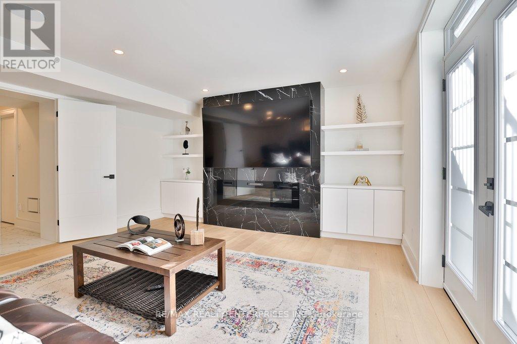 1438 Garnet Avenue, Mississauga, ON - Indoor Photo Showing Living Room