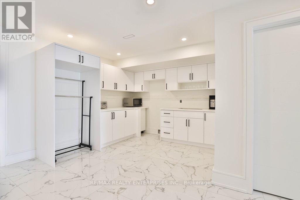 1438 Garnet Avenue, Mississauga, ON - Indoor Photo Showing Kitchen