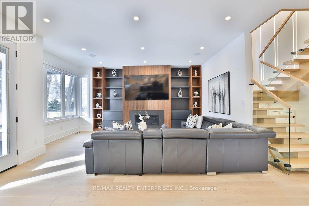 1438 Garnet Avenue, Mississauga, ON - Indoor With Fireplace