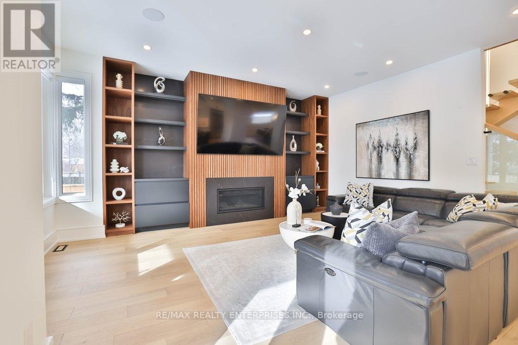 1438 Garnet Avenue, Mississauga, ON - Indoor Photo Showing Living Room With Fireplace