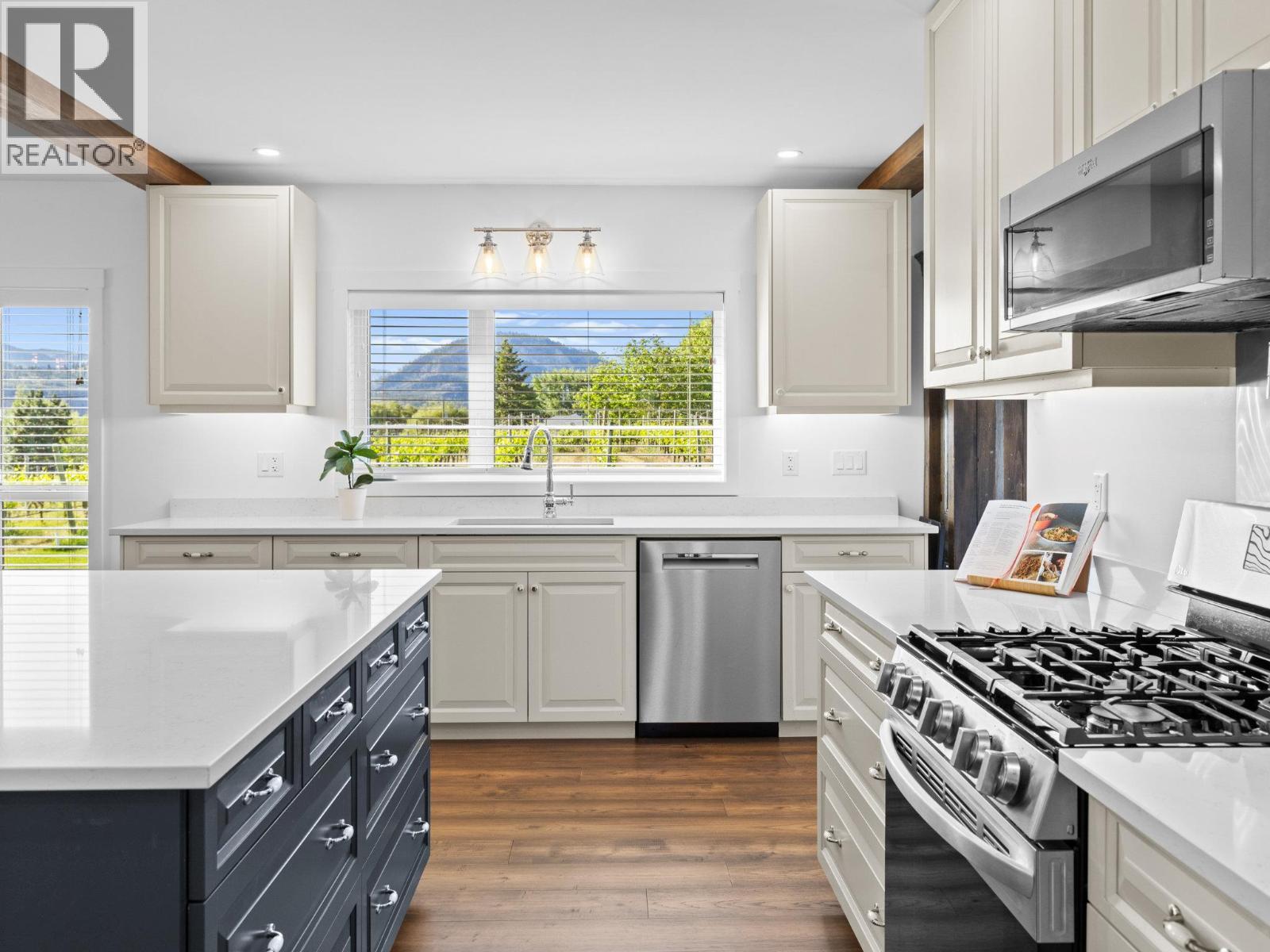 7207 Tucelnuit Drive, Oliver, BC - Indoor Photo Showing Kitchen With Upgraded Kitchen