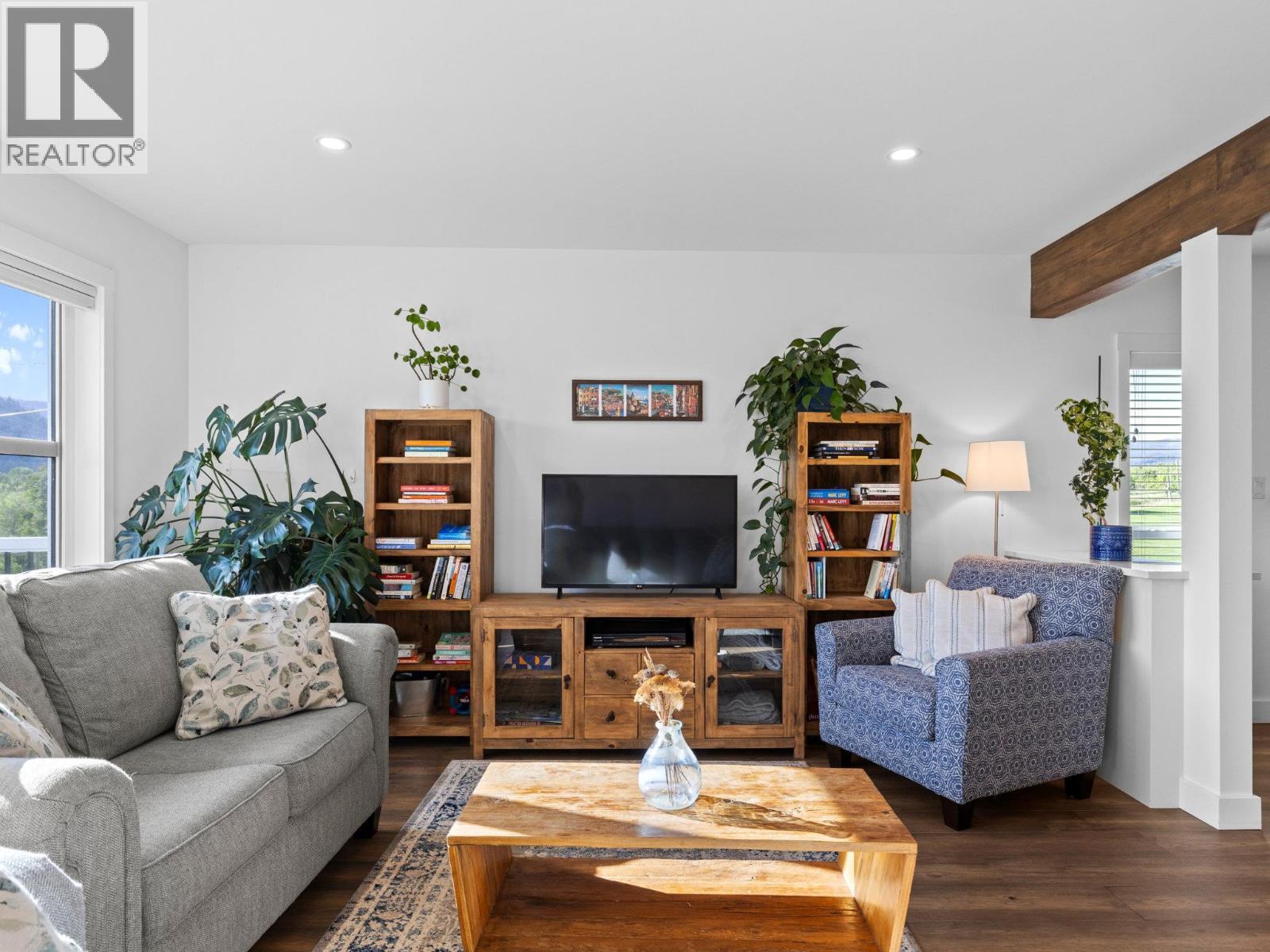 7207 Tucelnuit Drive, Oliver, BC - Indoor Photo Showing Living Room