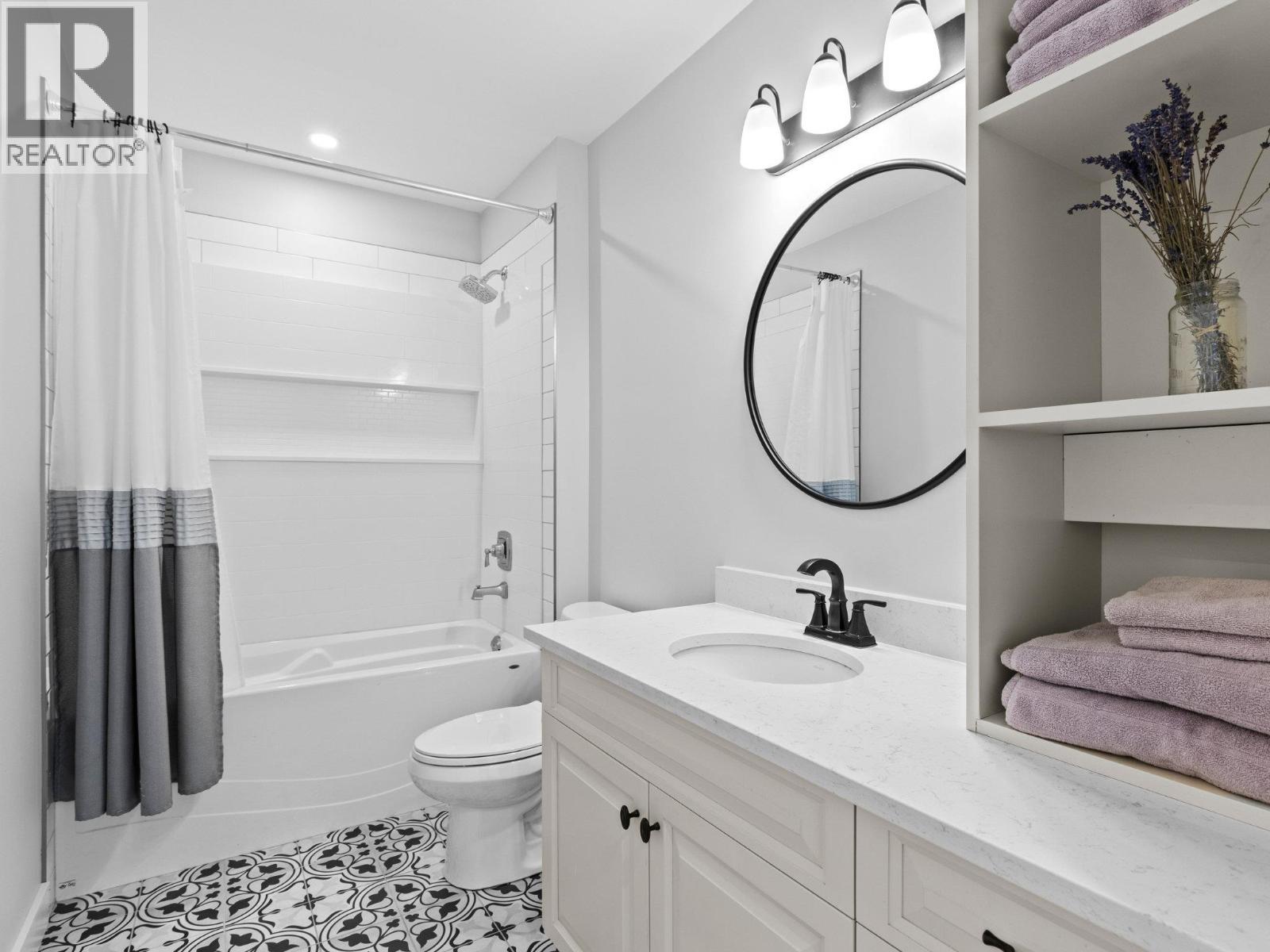 7207 Tucelnuit Drive, Oliver, BC - Indoor Photo Showing Bathroom