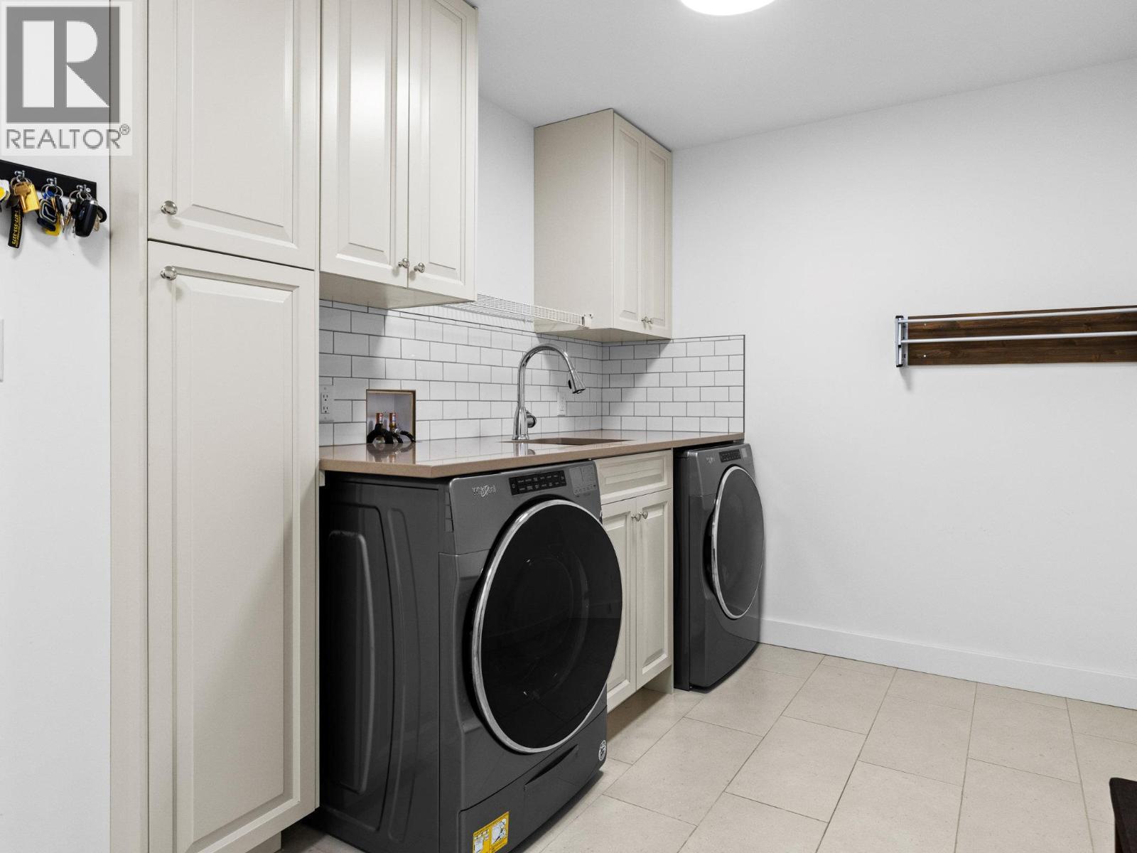 7207 Tucelnuit Drive, Oliver, BC - Indoor Photo Showing Laundry Room