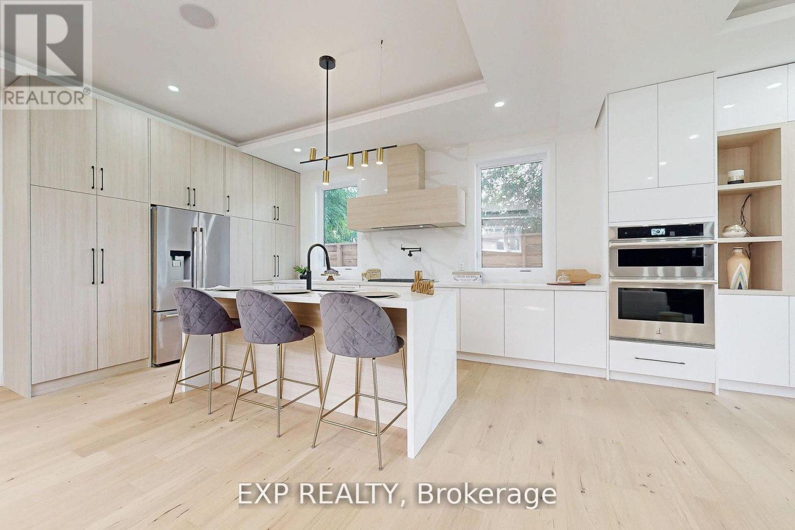 768 Montbeck Crescent, Mississauga, ON - Indoor Photo Showing Kitchen With Upgraded Kitchen