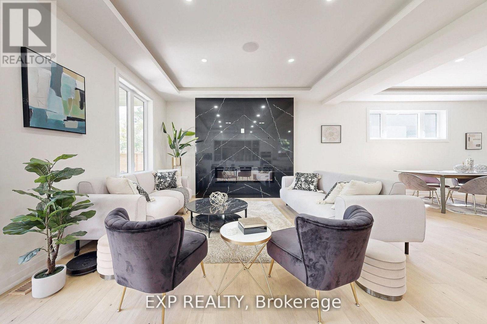 768 Montbeck Crescent, Mississauga, ON - Indoor Photo Showing Living Room With Fireplace