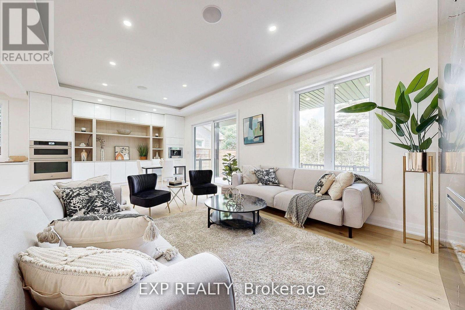 768 Montbeck Crescent, Mississauga, ON - Indoor Photo Showing Living Room