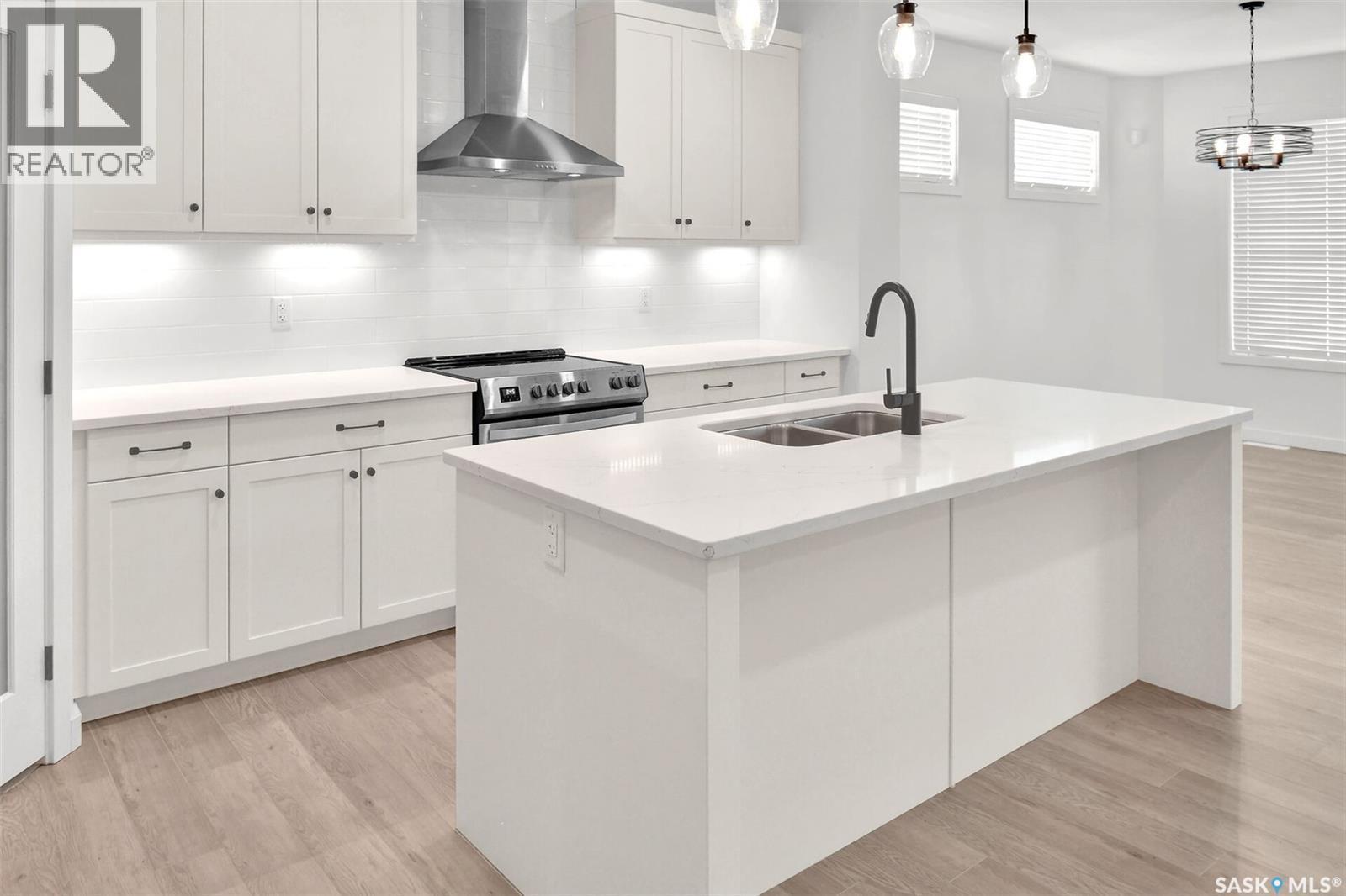 104 Forsey Avenue, Saskatoon, SK - Indoor Photo Showing Kitchen With Double Sink With Upgraded Kitchen