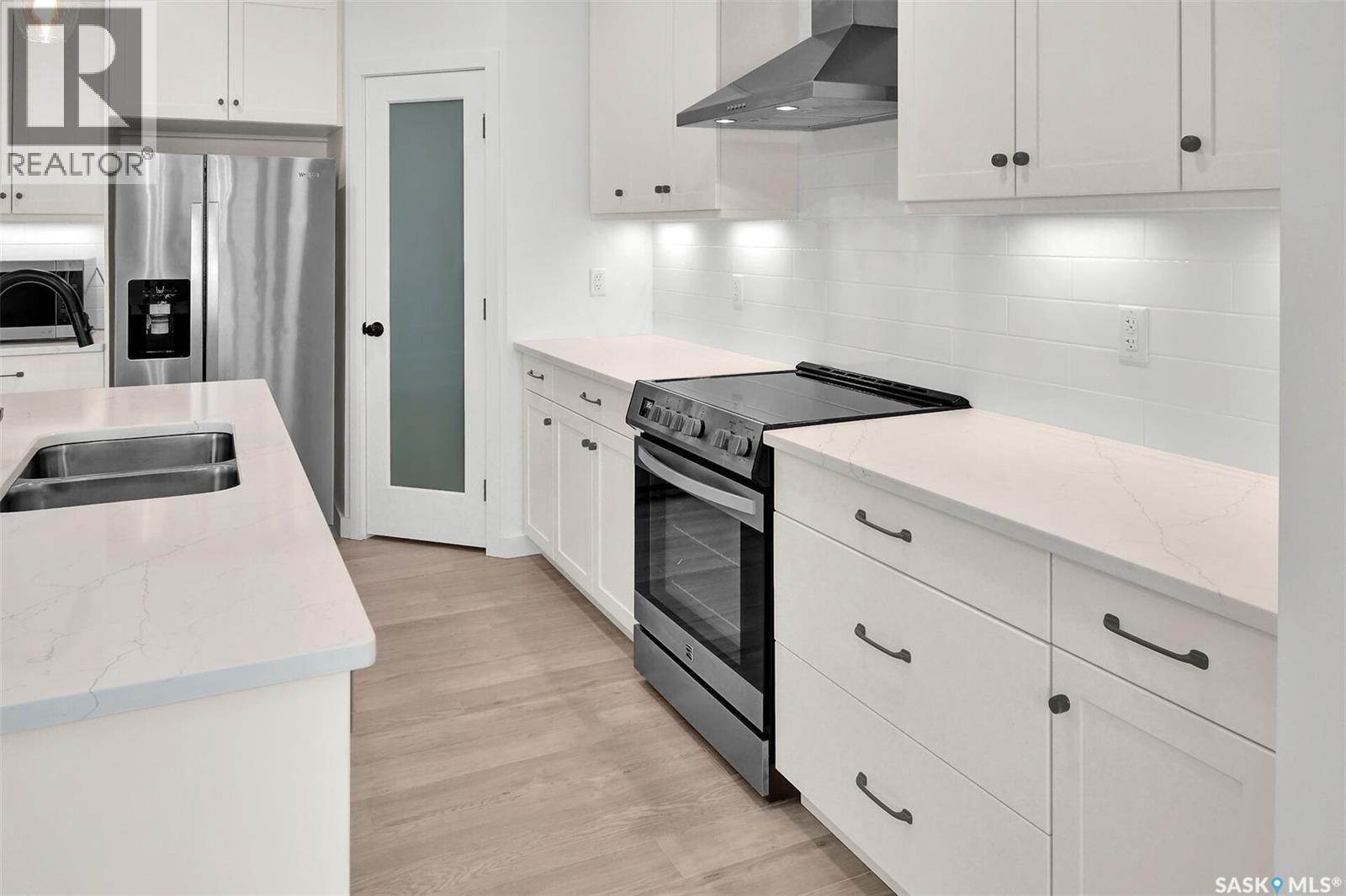 104 Forsey Avenue, Saskatoon, SK - Indoor Photo Showing Kitchen With Double Sink With Upgraded Kitchen