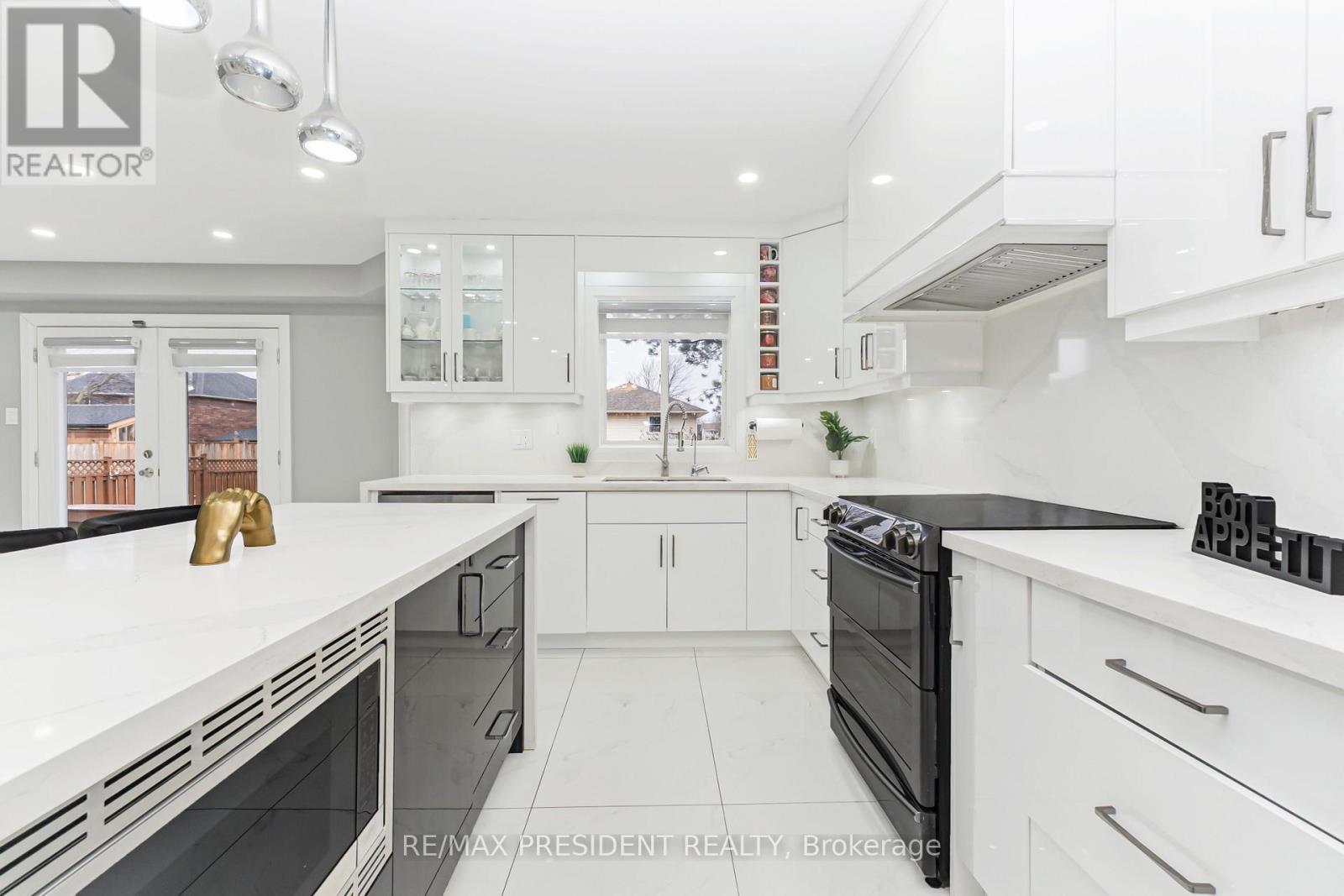 212 Wedgewood Drive, Cambridge, ON - Indoor Photo Showing Kitchen With Upgraded Kitchen