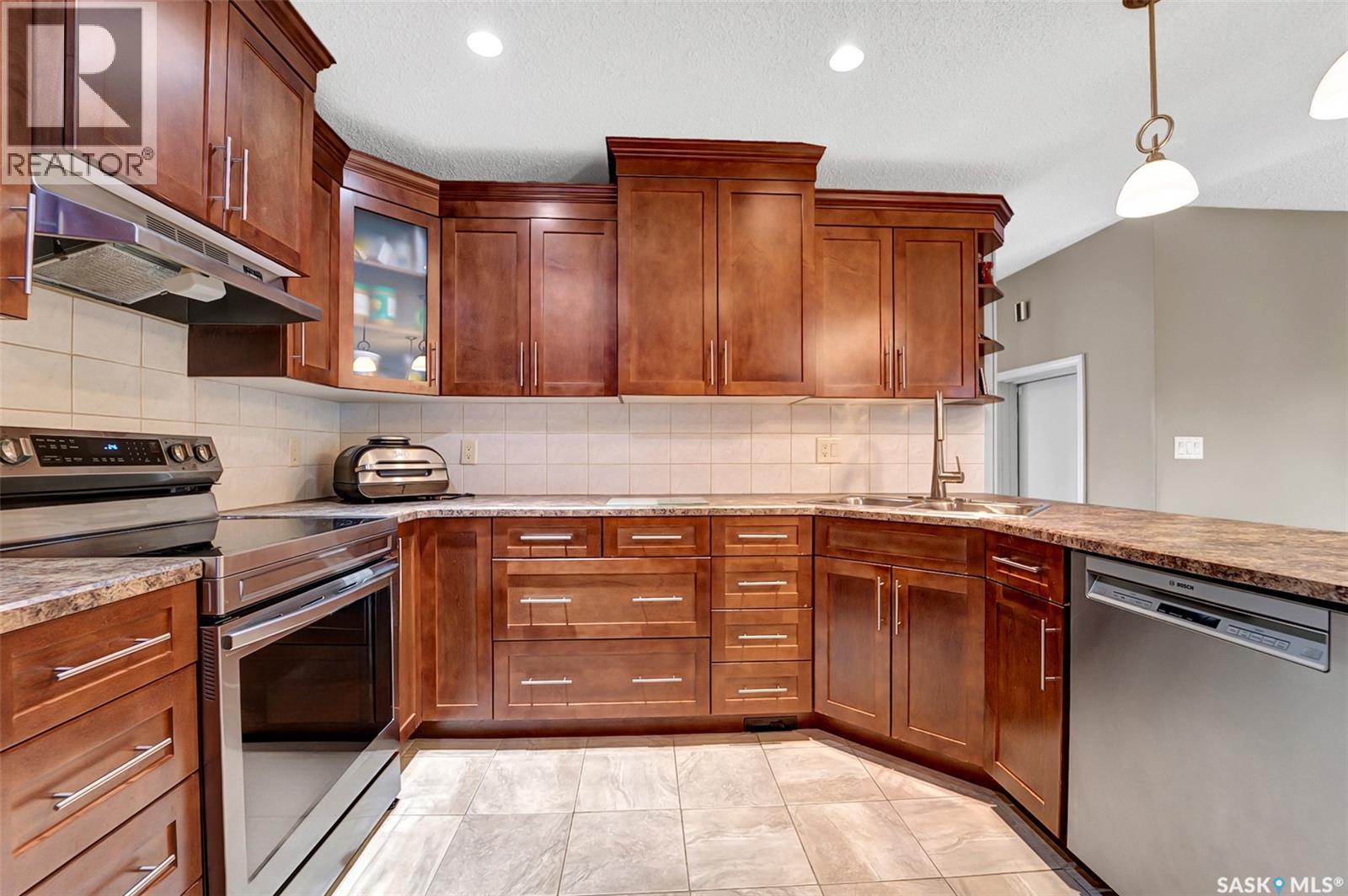143 Biro Place, Saskatoon, SK - Indoor Photo Showing Kitchen