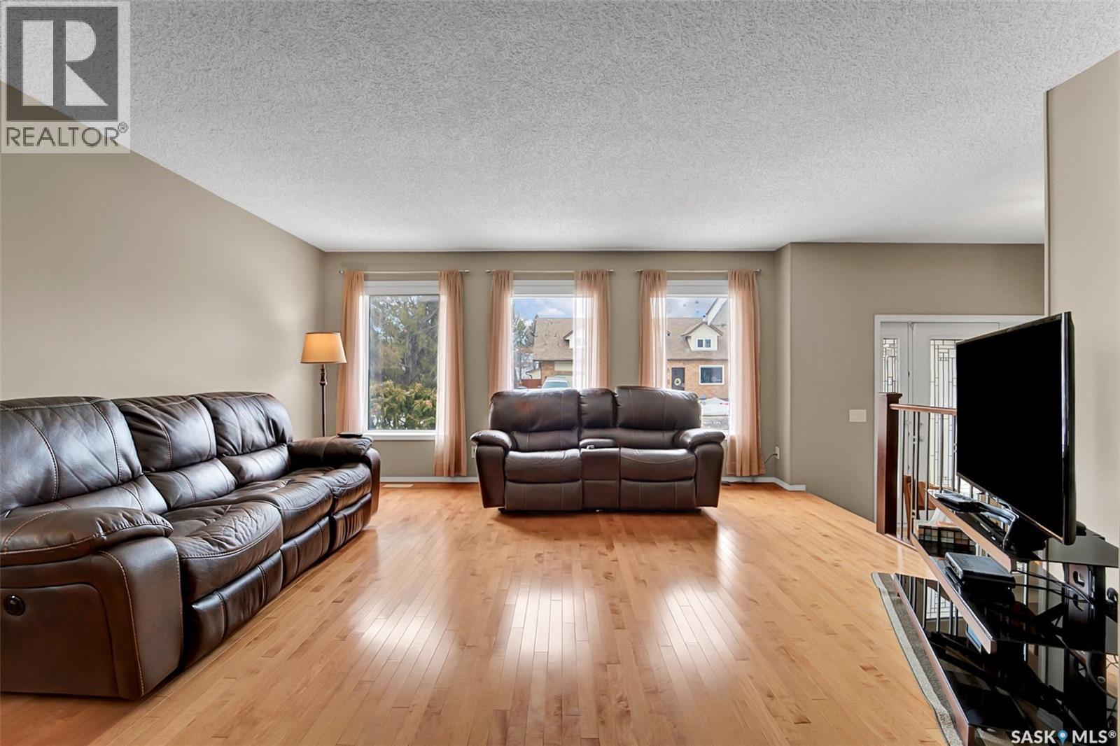 143 Biro Place, Saskatoon, SK - Indoor Photo Showing Living Room