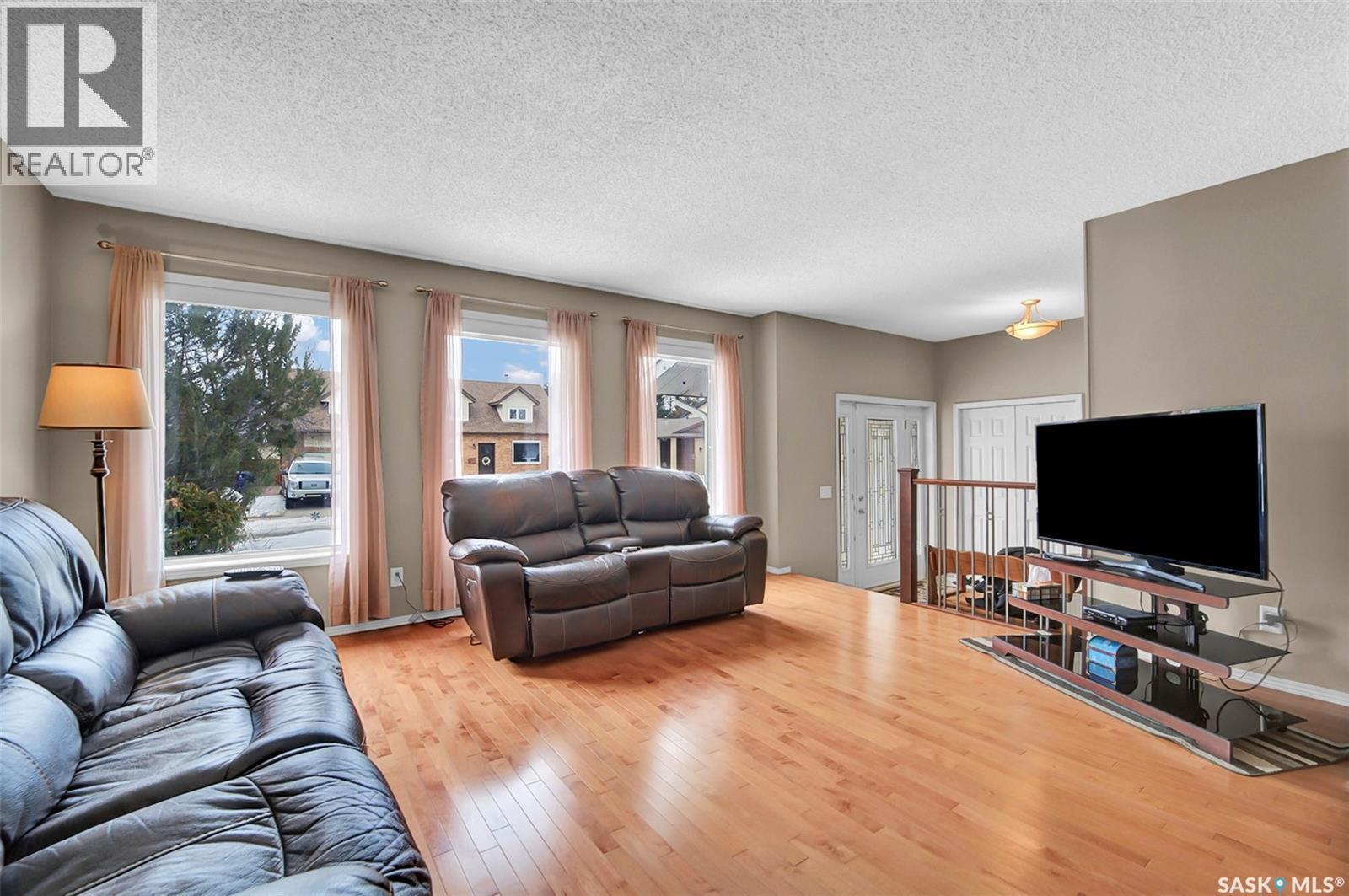 143 Biro Place, Saskatoon, SK - Indoor Photo Showing Living Room