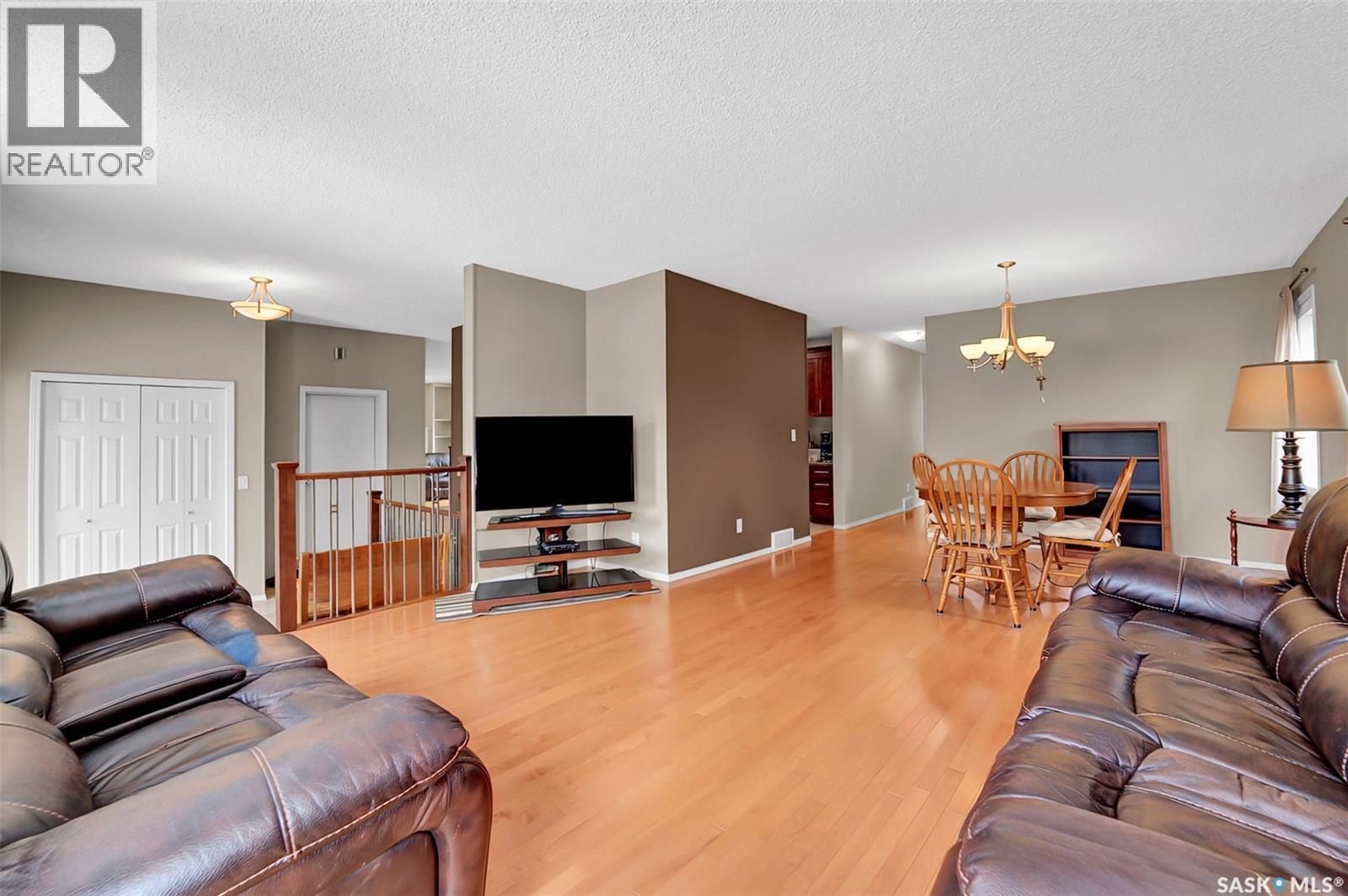 143 Biro Place, Saskatoon, SK - Indoor Photo Showing Living Room
