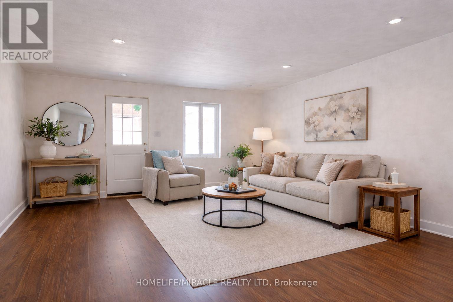4555 14Th Avenue, Markham, ON - Indoor Photo Showing Living Room
