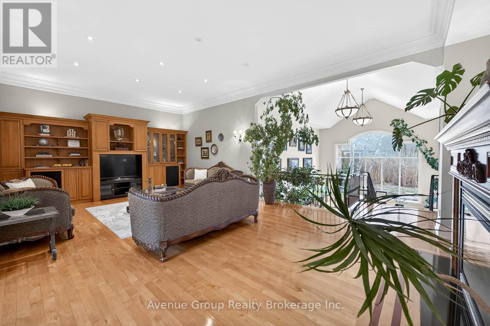 7 Longview Crescent, Vaughan, ON - Indoor Photo Showing Living Room