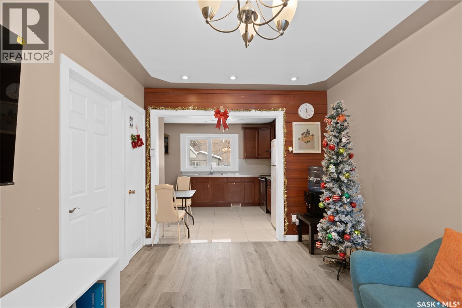 212 W Avenue S, Saskatoon, SK - Indoor