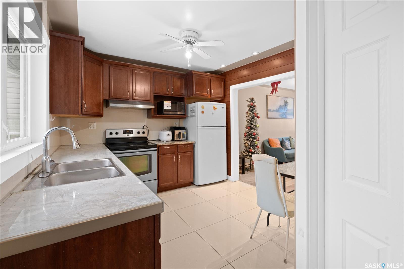 212 W Avenue S, Saskatoon, SK - Indoor Photo Showing Kitchen With Double Sink