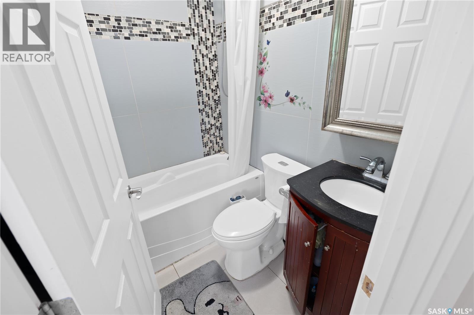 212 W Avenue S, Saskatoon, SK - Indoor Photo Showing Bathroom