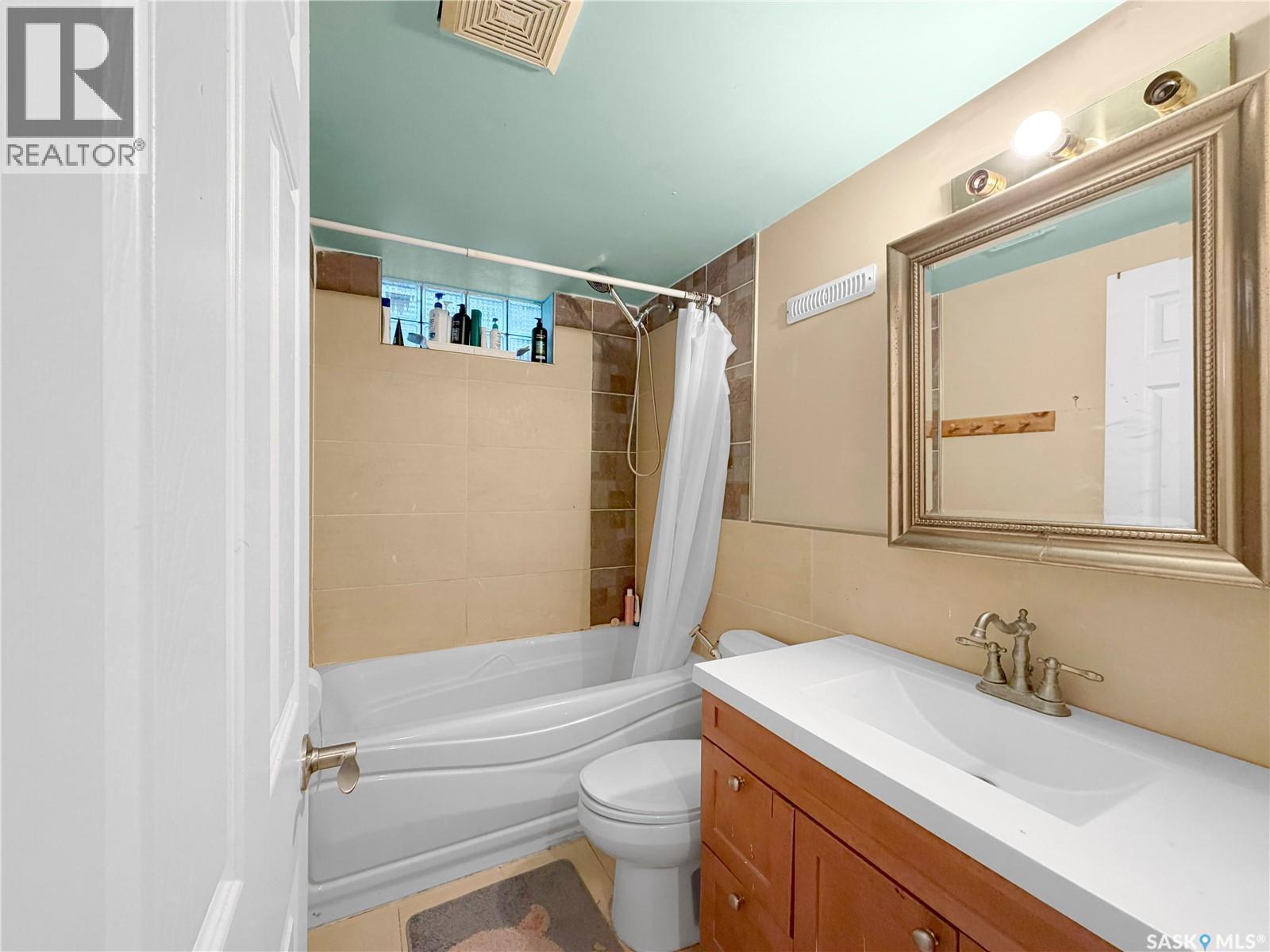 212 W Avenue S, Saskatoon, SK - Indoor Photo Showing Bathroom