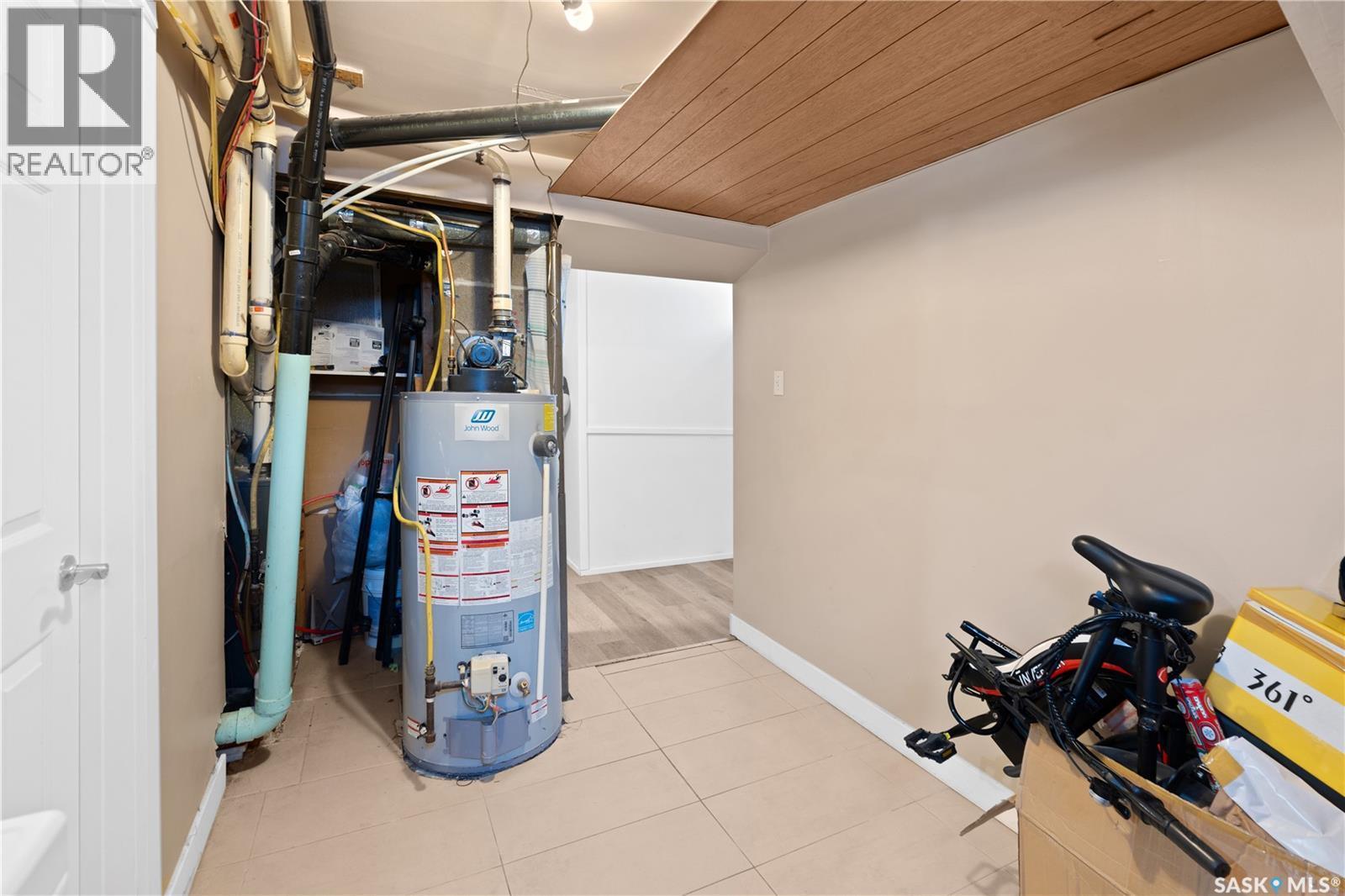 212 W Avenue S, Saskatoon, SK - Indoor