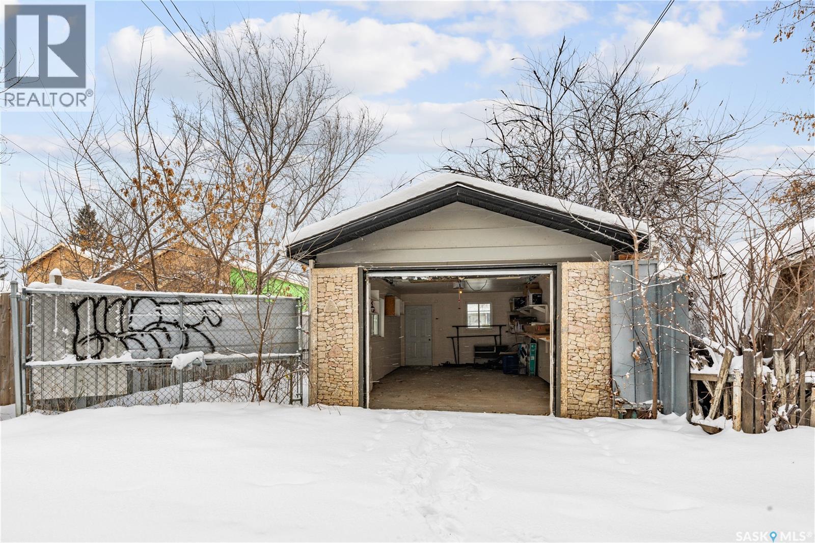 212 W Avenue S, Saskatoon, SK - Outdoor