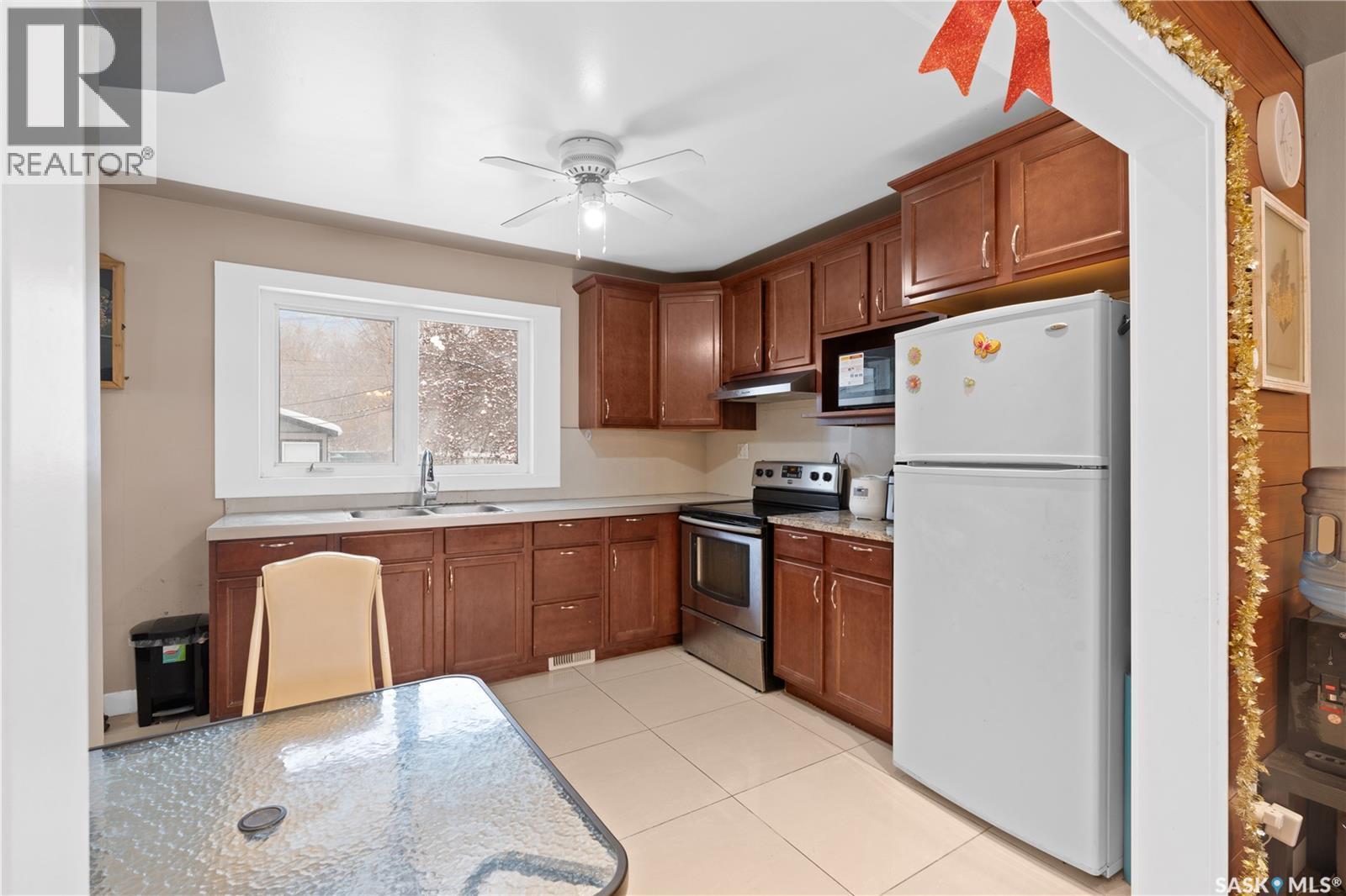 212 W Avenue S, Saskatoon, SK - Indoor Photo Showing Kitchen With Double Sink