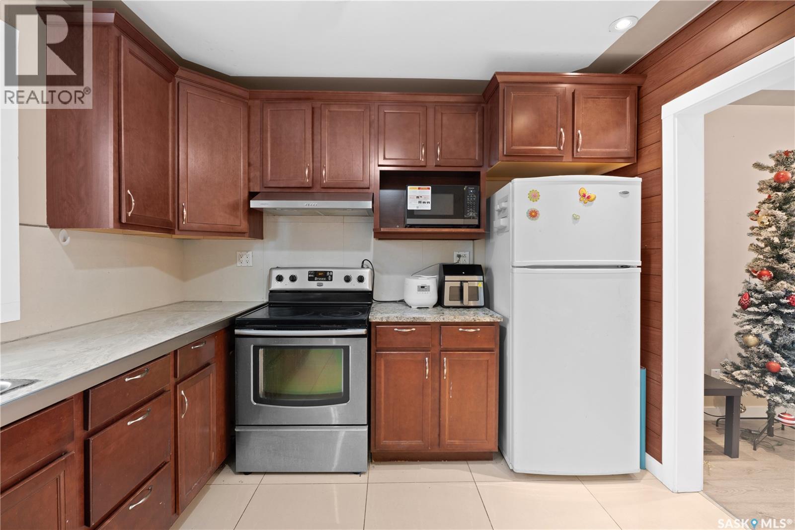 212 W Avenue S, Saskatoon, SK - Indoor Photo Showing Kitchen