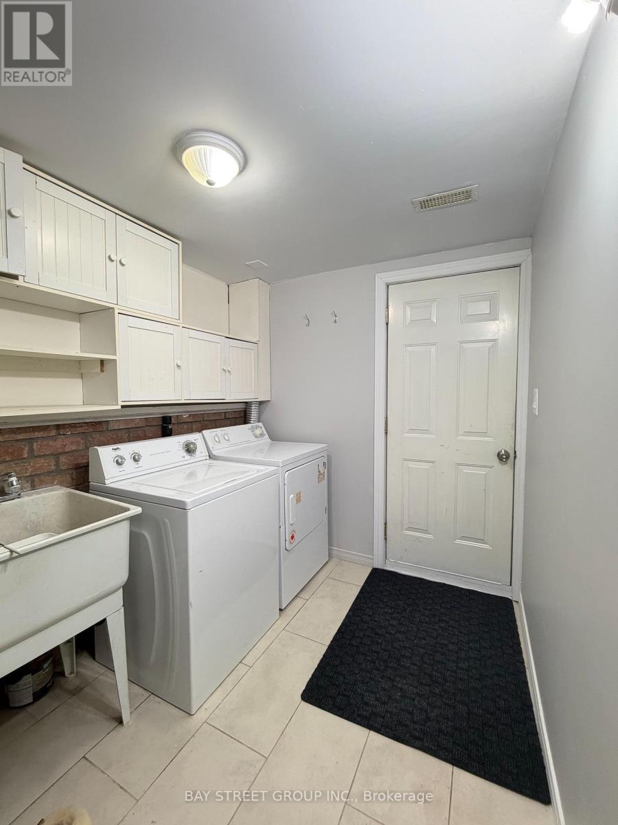 759 Eaglemount Crescent, Mississauga, ON - Indoor Photo Showing Laundry Room
