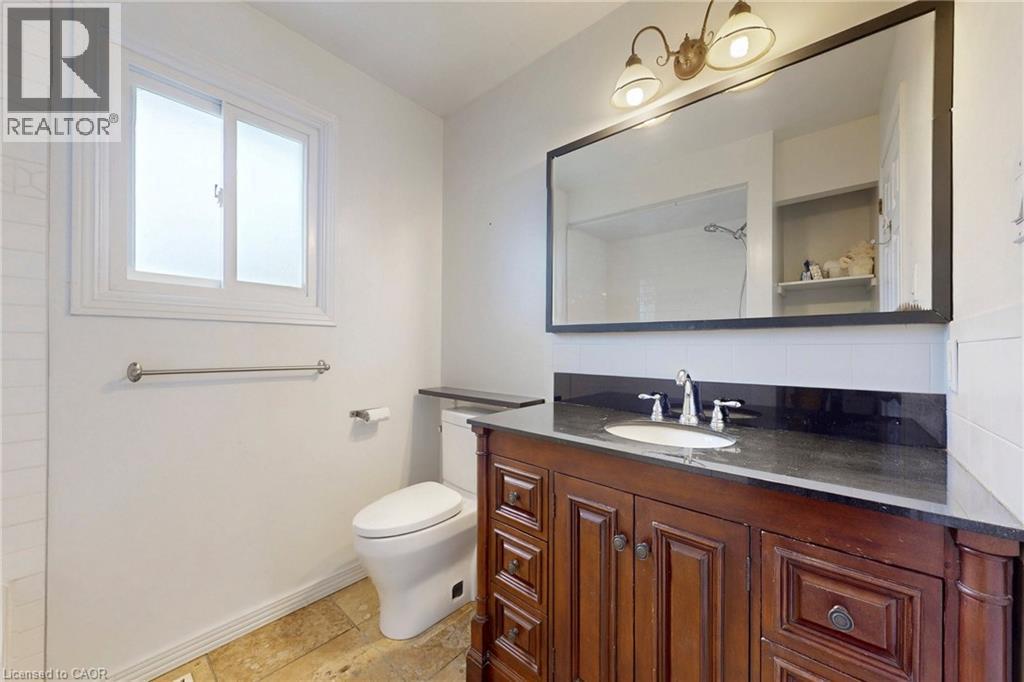 Full bath featuring vanity and backsplash - 62 Como Place, Hamilton, ON - Indoor Photo Showing Bathroom