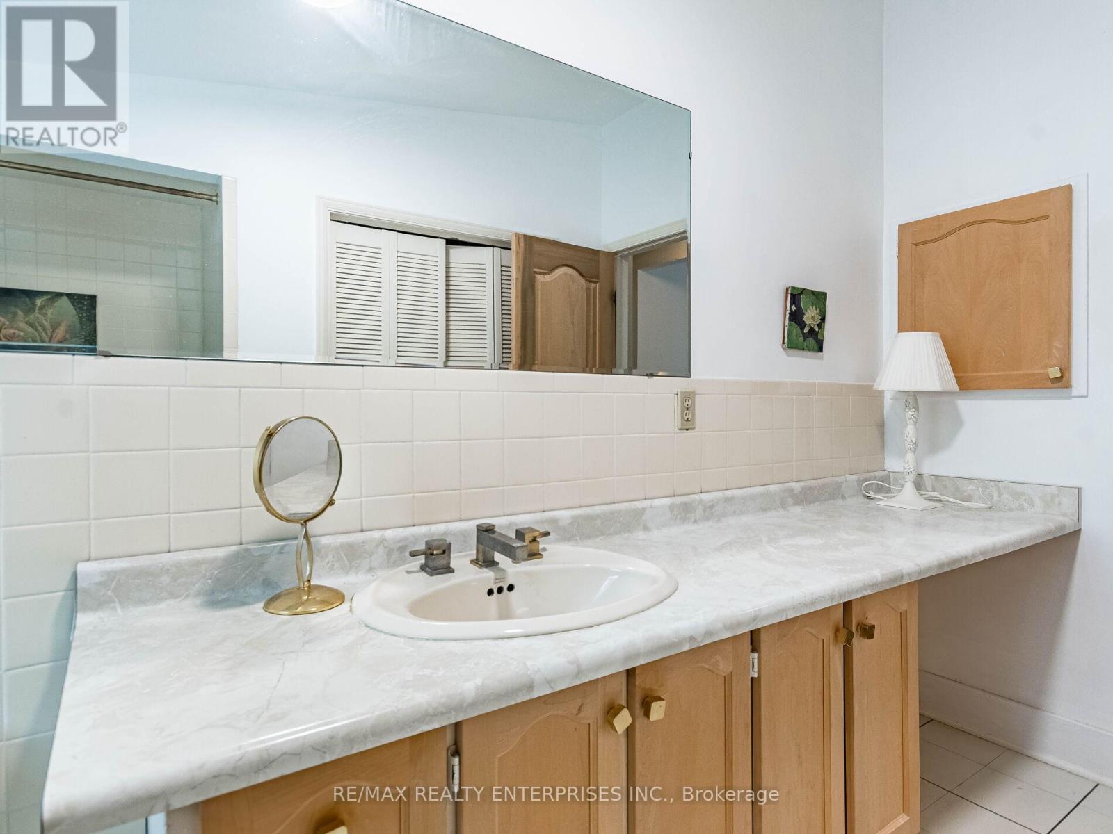 285 Pinetree Way, Mississauga, ON - Indoor Photo Showing Bathroom