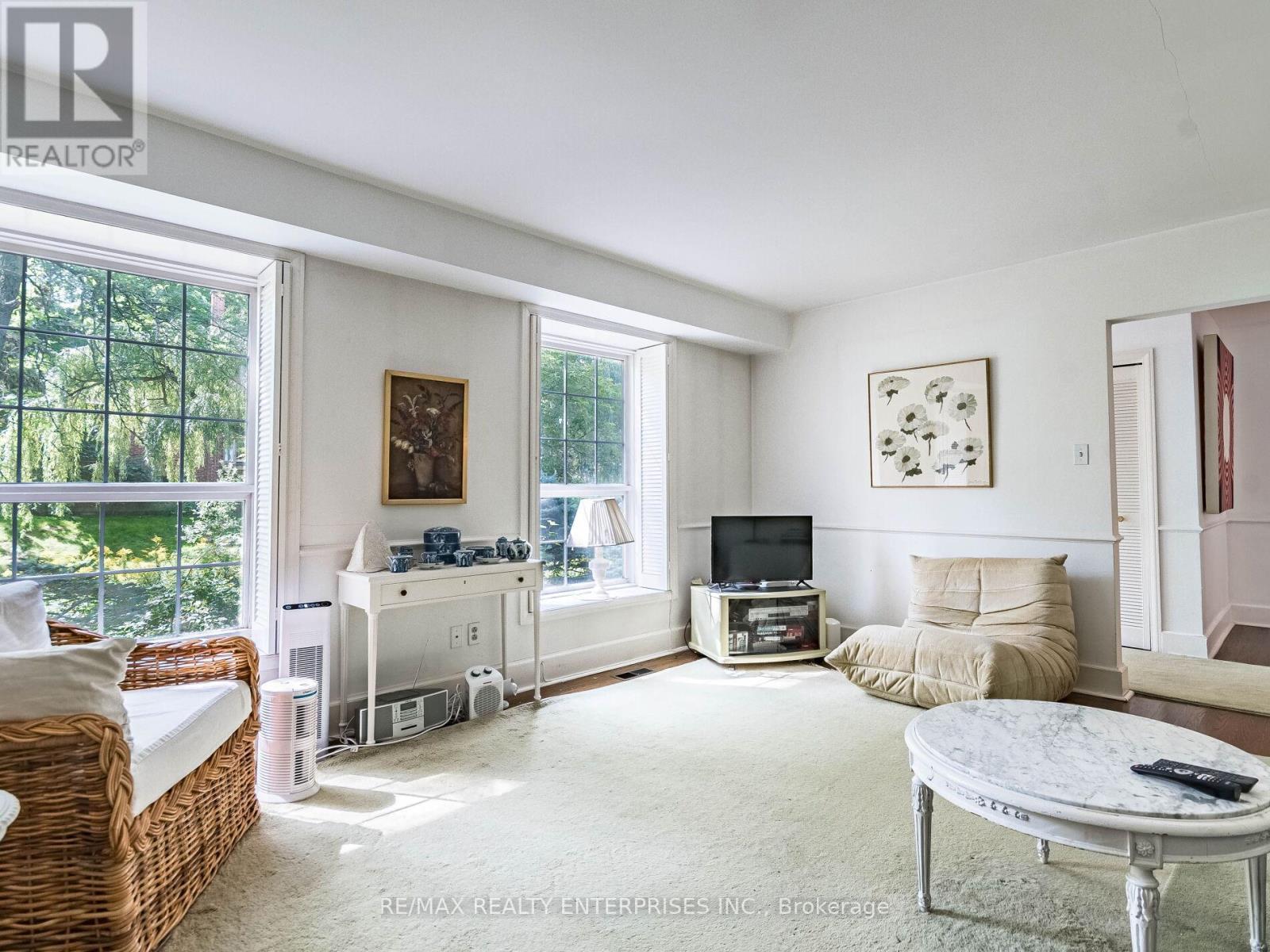 285 Pinetree Way, Mississauga, ON - Indoor Photo Showing Living Room