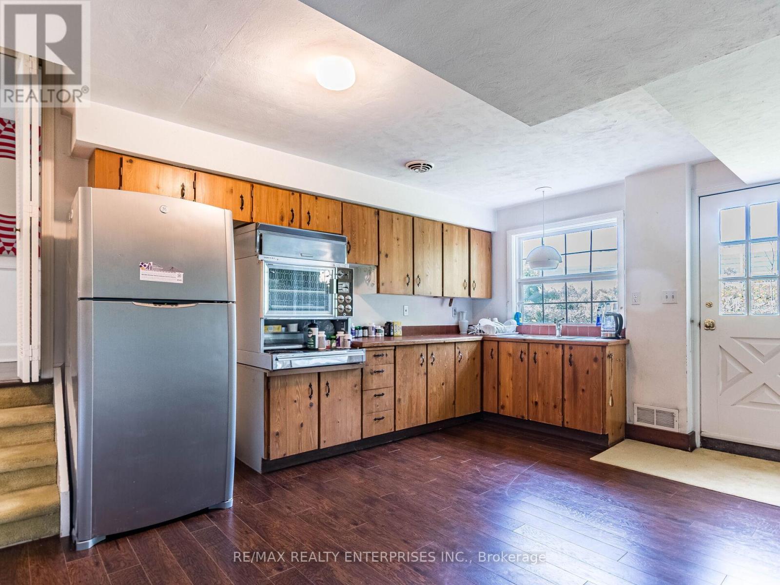285 Pinetree Way, Mississauga, ON - Indoor Photo Showing Kitchen