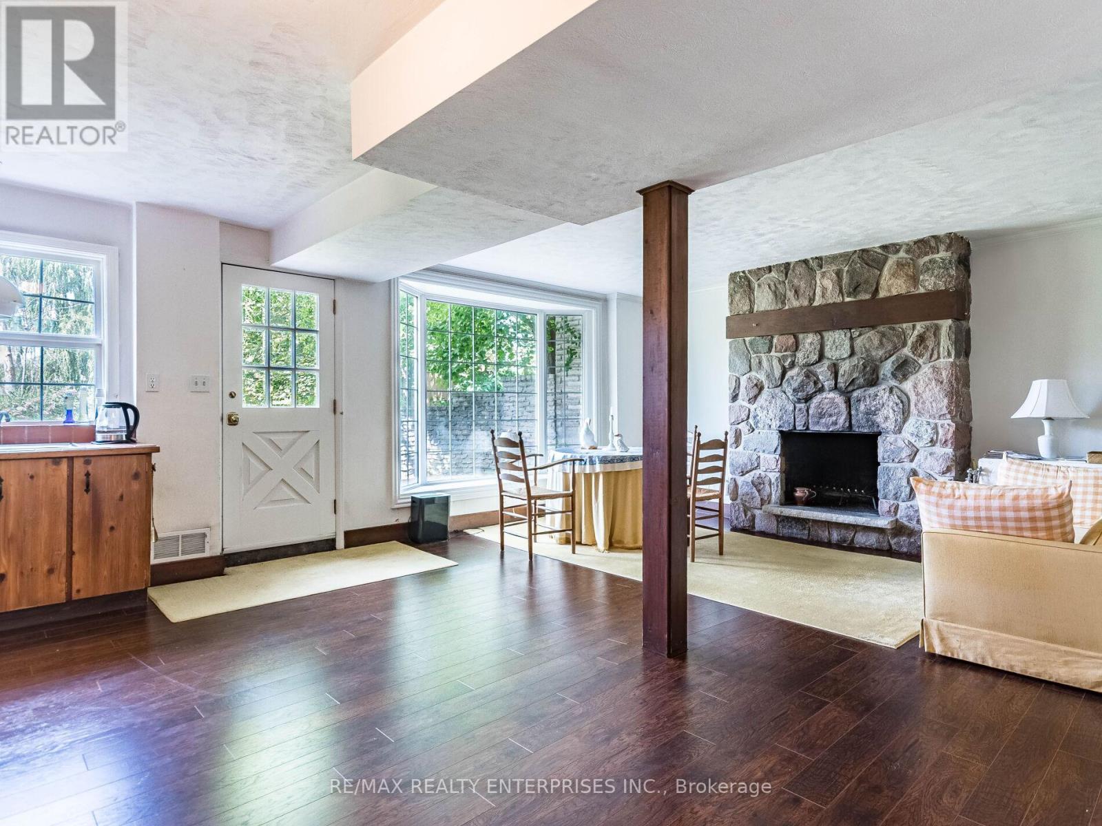 285 Pinetree Way, Mississauga, ON - Indoor Photo Showing Living Room With Fireplace